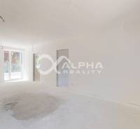 EXKLUZÍVNE 3i byt 128,53m2 s terasou, parkovaním, Nov. Huta - Priestranná miestnosť v 3-izbovom byte s bielymi stenami a veľkými oknami.