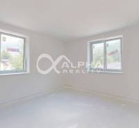 EXKLUZÍVNE 3i byt 128,53m2 s terasou, parkovaním, Nov. Huta - Prázdna izba v 3-izbovom byte s bielymi stenami a dvoma oknami.