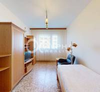 EXKLUZÍVNE 5i byt s loggiou, sídl. Západ, Spišská Nová Ves - Izba v 5 a viac izbovom byte s drevenými skrinkami a gaučom, podlaha s dreveným dekorom.