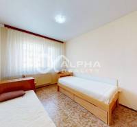 EXKLUZÍVNE 5i byt s loggiou, sídl. Západ, Spišská Nová Ves - Jednoducho zariadená izba s dvoma posteľami v 5 a viac izbovom byte.