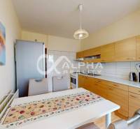 EXKLUZÍVNE 5i byt s loggiou, sídl. Západ, Spišská Nová Ves - Kuchyňa 5 a viac izbového bytu s drevenými skrinkami a podlahou s dreveným dekorom.