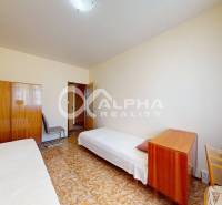 EXKLUZÍVNE 5i byt s loggiou, sídl. Západ, Spišská Nová Ves - Spálňa s dvoma posteľami, skriňou a stolom v 5 a viac izbovom byte.