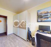 EXKLUZÍVNE 5i byt s loggiou, sídl. Západ, Spišská Nová Ves - Izba v 5 a viac izbovom byte s podlahou s dreveným dekorom, počítačom a veľkým obrazom.