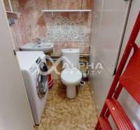 EXKLUZÍVNE 5i byt s loggiou, sídl. Západ, Spišská Nová Ves - Kúpeľňa s toaletou, práčkou a rebríkom v priestore 5 a viac izbového bytu.