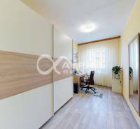 EXKLUZÍVNE 5i byt s loggiou, sídl. Západ, Spišská Nová Ves - Izba v 5 a viac izbovom byte s podlahou s dreveným dekorom, pracovným stolom a zrkadlom.