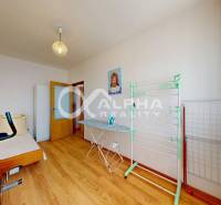 EXKLUZÍVNE 5i byt s loggiou, sídl. Západ, Spišská Nová Ves - Izba v 5 a viac izbovom byte s podlahou s dreveným dekorom, žehliaca doska, bicykel.