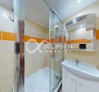 EXKLUZÍVNE 5i byt s loggiou, sídl. Západ, Spišská Nová Ves - Kúpeľňa v 5 a viac izbovom byte s oranžovo-bielymi dlaždicami a sprchovacím kútom.