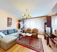 EXKLUZÍVNE 5i byt s loggiou, sídl. Západ, Spišská Nová Ves - Obývacia izba v 5 a viac izbovom byte s podlahou s dreveným dekorom a kobercovým kobercom.