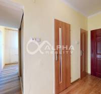 Exkluzívne 2i byt, centrum, Spišská Nová Ves - Chodba v 2-izbovom byte s dverami a podlahou s dreveným dekorom.