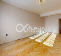 Exkluzívne 2i byt, centrum, Spišská Nová Ves - Svetlá miestnosť s podlahou s dreveným dekorom v 2-izbovom byte.