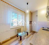 Exkluzívne 2i byt, centrum, Spišská Nová Ves - Kuchyňa s podlahou s dreveným dekorom a preskleným stolíkom v 2-izbovom byte.