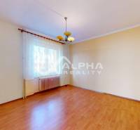 Exkluzívne 2i byt, centrum, Spišská Nová Ves - Izba v 2-izbovom byte s podlahou s dreveným dekorom a závesmi na okne.