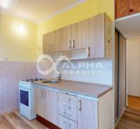 Exkluzívne 2i byt, centrum, Spišská Nová Ves - Kuchyňa s dreveným dekorom a plynovým sporákom v 2-izbovom byte.