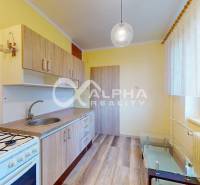 Exkluzívne 2i byt, centrum, Spišská Nová Ves - Kuchyňa v 2-izbovom byte s plynovým sporákom a podlahou s dreveným dekorom.