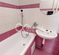 Exkluzívne 2i byt, centrum, Spišská Nová Ves - Kúpeľňa v 2-izbovom byte s vaňou, umývadlom a ružovými kachličkami.