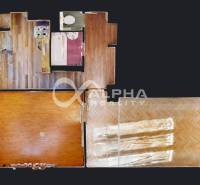 Exkluzívne 2i byt, centrum, Spišská Nová Ves - Pôdorys 2-izbového bytu s podlahou s dreveným dekorom a kúpeľňou.