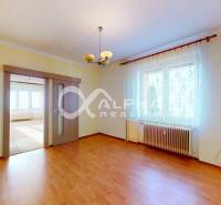 Exkluzívne 2i byt, centrum, Spišská Nová Ves - Izba s podlahou s dreveným dekorom a veľkým oknom v 2-izbovom byte.