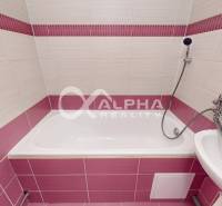 Exkluzívne 2i byt, centrum, Spišská Nová Ves - Kúpeľňa v 2-izbovom byte s vaňou a ružovými obkladačkami.