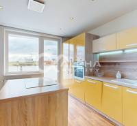 EXKLUZÍVNE 2i byt s loggiou, sídl. Mier, Spišská Nová Ves - Kuchyňa v 2-izbovom byte s podlahou s dreveným dekorom a žltými skrinkami.