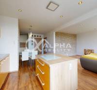 EXKLUZÍVNE 2i byt s loggiou, sídl. Mier, Spišská Nová Ves - Obývacia izba v 2-izbovom byte so žltou sedačkou a podlahou s dreveným dekorom.