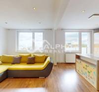 EXKLUZÍVNE 2i byt s loggiou, sídl. Mier, Spišská Nová Ves - Obývačka s kuchyňou v 2-izbovom byte, podlaha s dreveným dekorom, žltá sedačka.