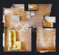 EXKLUZÍVNE 2i byt s loggiou, sídl. Mier, Spišská Nová Ves - Pôdorys 2-izbového bytu s podlahou s dreveným dekorom, sedacou súpravou a sanitou.