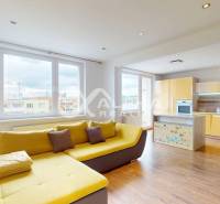 EXKLUZÍVNE 2i byt s loggiou, sídl. Mier, Spišská Nová Ves - Interiér 2-izbového bytu s podlahou s dreveným dekorom a žltou kuchynskou linkou.