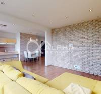 EXKLUZÍVNE 2i byt s loggiou, sídl. Mier, Spišská Nová Ves - Obývacia izba s dekoratívnou tehlovou stenou a podlahou s dreveným dekorom v 2-izbovom byte.