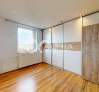 EXKLUZÍVNE 2i byt s loggiou, sídl. Mier, Spišská Nová Ves - Izba s podlahou s dreveným dekorom a vstavanou skriňou v 2-izbovom byte.