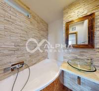 EXKLUZÍVNE 2i byt s loggiou, sídl. Mier, Spišská Nová Ves - Kúpeľňa so stenami s kamenným obkladom a vaňou v 2-izbovom byte.