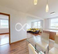 EXKLUZÍVNE 2i byt s loggiou, sídl. Mier, Spišská Nová Ves - Jedáleň a obývačka v 2-izbovom byte s podlahou s dreveným dekorom a veľkými oknami.