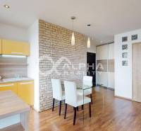 EXKLUZÍVNE 2i byt s loggiou, sídl. Mier, Spišská Nová Ves - Kuchyňa v 2-izbovom byte s podlahou s dreveným dekorom a tehlovým obkladom.