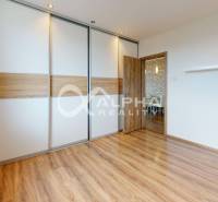 EXKLUZÍVNE 2i byt s loggiou, sídl. Mier, Spišská Nová Ves - Interiér 2-izbového bytu s podlahou s dreveným dekorom a vstavanou skriňou.