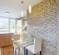 EXKLUZÍVNE 2i byt s loggiou, sídl. Mier, Spišská Nová Ves - Jedálenský kút s tehlovou stenou a podlahou s dreveným dekorom v 2-izbovom byte.