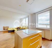 EXKLUZÍVNE 2i byt s loggiou, sídl. Mier, Spišská Nová Ves - Priestranný obývací priestor s podlahou s dreveným dekorom a kuchynským ostrovčekom v 2-izbovom byte.