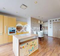 EXKLUZÍVNE 2i byt s loggiou, sídl. Mier, Spišská Nová Ves - Kuchyňa s jedálenským stolom a podlahou s dreveným dekorom v 2-izbovom byte.