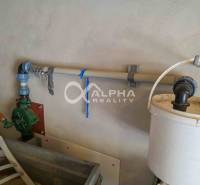 Prenájom garáž, centrum, Spišská Nová Ves - Vodoinštalácia s rúrami a vedrom v garážach v Spišskej Novej Vsi.