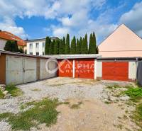 Prenájom garáž, centrum, Spišská Nová Ves - Garáže v Spišskej Novej Vsi s dvoma bránami a štrkovým podložím.