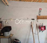 Prenájom garáž, centrum, Spišská Nová Ves - Stena v garáži s náradím a dekoračnými predmetmi.