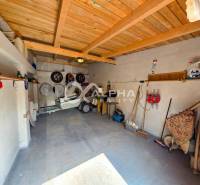 Prenájom garáž, centrum, Spišská Nová Ves - Garáže s dreveným stropom a uloženými nástrojmi.