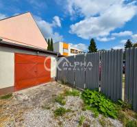 Prenájom garáž, centrum, Spišská Nová Ves - Garáže v Spišskej Novej Vsi s plechovým plotom, obložené červenými dverami.