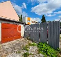 Prenájom garáž, centrum, Spišská Nová Ves - Garáže v Spišskej Novej Vsi s kovovými bránami, vedľa plechového oplotenia, na slnečnom pozemku.