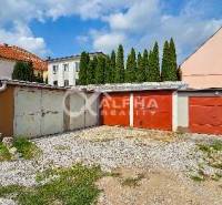 Prenájom garáž, centrum, Spišská Nová Ves - Garáže v Spišskej Novej Vsi s kamenným podkladom a farebnými bránami.