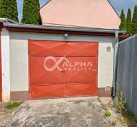 Prenájom garáž, centrum, Spišská Nová Ves - Červené garáže v Spišskej Novej Vsi so spevneným prístupom a plechovou strechou.