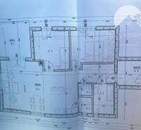 Vám ponúka na PREDAJ pozemok v obci Čalovec 11 - Pôdorys domu s podrobnými rozmermi a označením miestností, Pozemky - bývanie.
