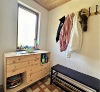 Vám ponúka na predaj rodinný dom v Komárne, ča - Predsieň v rodinnom dome s dreveným stropom, botníkom a vešiakom na kabáty.