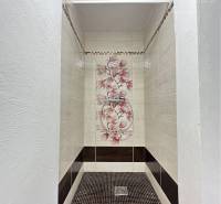 Vám ponúka na predaj rodinný dom v Komárne, ča - Kúpeľňa v rodinnom dome s dlažbou a obkladačkami v kontrastných odtieňoch.