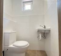 Vám ponúka na predaj rodinný dom v Komárne, ča - Rodinný dom obsahuje toaletu s oknom a podlahou s dreveným dekorom.