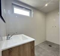 Vám ponúka na predaj rodinný dom v Komárne, ča - Kúpeľňa v rodinnom dome s umývadlom a sprchovým kútom.