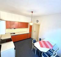 VÝRAZNÁ ZĽAVA !!! MIMORIADNÁ PONUKA!!! Vám pon - Kuchyňa v rodinnom dome s oranžovou kuchynskou linkou a jedálenským stolom.